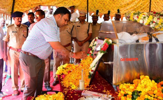 ప్రమాదపుశాత్తు మరణించిన కమాండెంట్