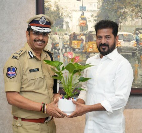 సీఎం రేవంత్ రెడ్డి తో v c సజ్జనార్.