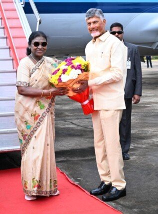 శ్రీ సత్యసాయి బాబా శత జయంతి ఉత్సవాల్లో పాల్గొనేందుకు వచ్చిన రాష్ట్రపతి ద్రౌపది ముర్ము