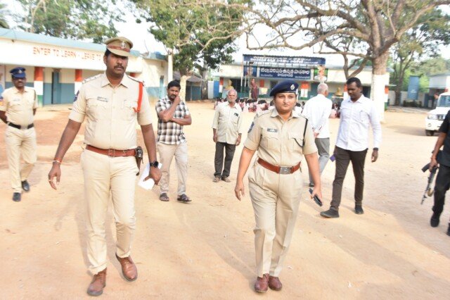 స్థానిక సంస్థల ఎన్నికల నేపథ్యంలో నామినేషన్ కేంద్రాలు, సమస్యాత్మక పోలింగ్ కేంద్రాలపై జిల్లా ఎస్పీ డి.జానకి, ప్రత్యేక పరిశీలన