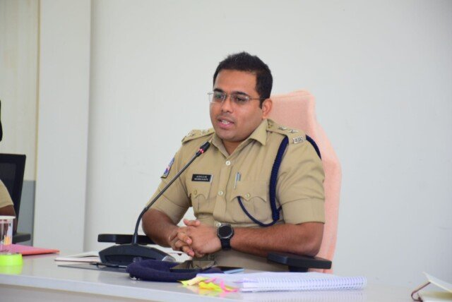 పెండింగ్లో ఉన్న కేసుల సత్వర పరిష్కారానికి కృషి చేయాలి.