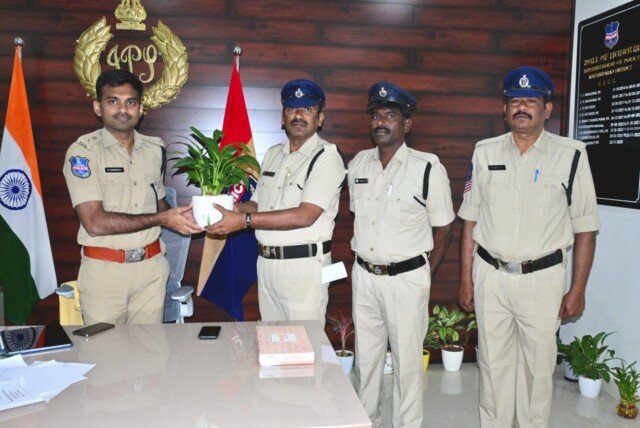 నూతనంగా పదోన్నతి పొంది జిల్లా ఎస్పీ డా. శబరీష్ ను మర్యాదపూర్వకంగా కలిసిన హెడ్ కానిస్టేబుళ్లు.