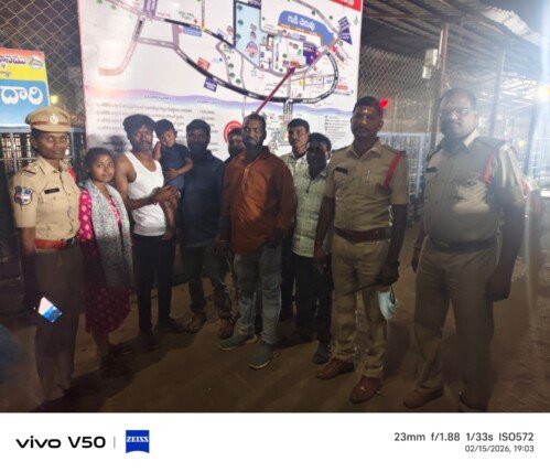 జాతర రద్దీలో తప్పిపోయిన వారికి పోలీసుల సహాయం — కుటుంబాలకు సురక్షితంగా చేరవేత.