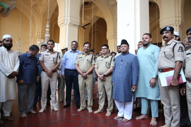 మక్కా మసీదును సందర్శించిన కమిషనర్ వీసీ సజ్జనర్