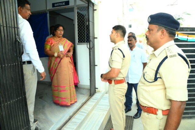 ప్రగతి కళాశాల పరీక్ష కేంద్రం ఆకస్మిక తనిఖీ – కట్టుదిట్టమైన భద్రతా ఏర్పాట్లు: ఎస్పీ శరత్ చంద్ర పవార్