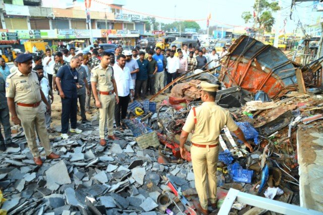 నల్లగొండ చౌరస్తాలో లారీ ప్రమాదం – ఘటనాస్థలాన్ని పరిశీలించిన ఎస్పీ శరత్ చంద్ర పవార్