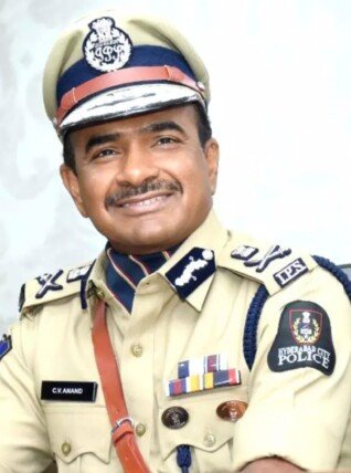 తెలంగాణ కొత్త డీజీపీ ఎంపికకు యూపీఎస్సీ ముగ్గురు ఐపీఎస్ అధికారుల పేర్లను రాష్ట్ర ప్రభుత్వానికి పంపింది.