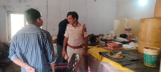 కుల్ల్సుంపురాలో కల్తీ పచ్చళ్ల తయారీ కేంద్రంపై పోలీసుల దాడి; ఇద్దరు నిందితుల అరెస్ట్