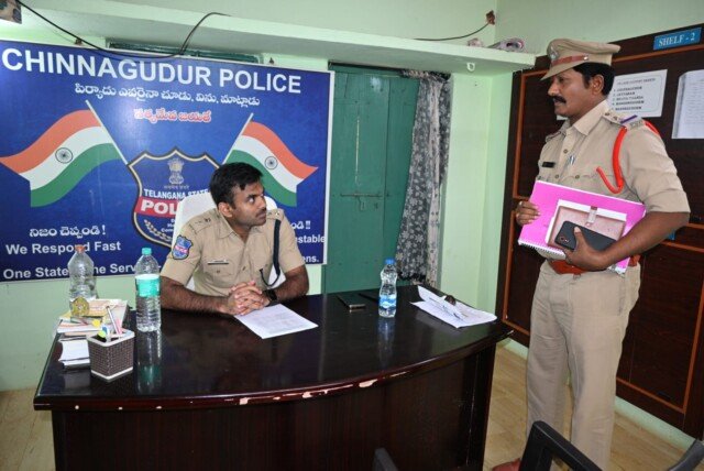 ఈరోజు మహబూబాబాద్ జిల్లా ఎస్పీ డా. శబరీష్ చిన్ని గూడూరు పోలీస్ స్టేషన్‌ను అకస్మికంగా తనిఖీ చేశారు.
