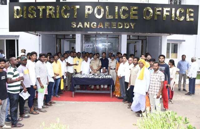 సంగారెడ్డిలో మొబైల్ రికవరీ మేళా – 219 సెల్ ఫోన్లు బాధితులకు అందజేత