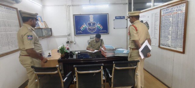 సంగారెడ్డి రూరల్ పోలీస్ స్టేషన్‌ను ఆకస్మికంగా తనిఖీ చేసిన ఎస్పీ పరితోష్ పంకజ్