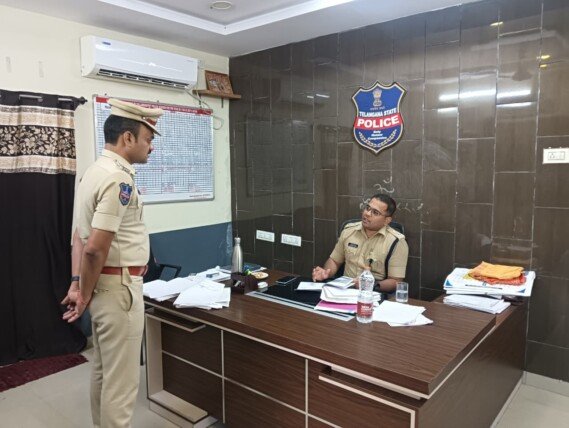 ఎల్లారెడ్డిపేట పోలీస్ స్టేషన్‌పై ఎస్పీ మహేష్ బి. గితే ఆకస్మిక తనిఖీ