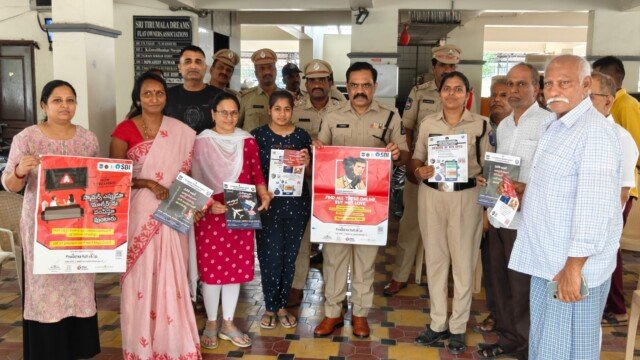 మైలార్‌దేవ్‌పల్లి పీఎస్ పరిధిలో డోర్-టు-డోర్ సైబర్ క్రైమ్ అవగాహన కార్యక్రమం నిర్వహణ