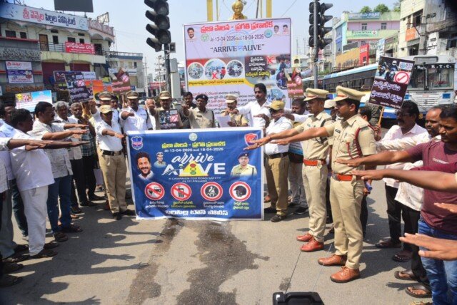 స్వీయ క్రమశిక్షణతో రోడ్డు ప్రమాదాలను అరికట్టవచ్చు: సిరిసిల్ల డిఎస్పీ నాగేంద్రచారి