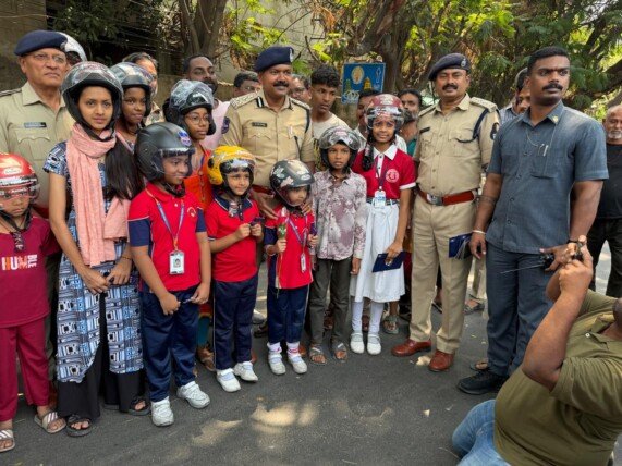 ‘అరైవ్ అలైవ్’ ప్రచారంలో భాగంగా పాఠశాల విద్యార్థులకు రోడ్డు భద్రతపై అవగాహన సదస్సు