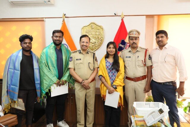 తొమ్మిదేళ్ల బాలికను రక్షించిన సాహసవంతులకు సీపీ వి.సి. సజ్జనర్ సన్మానం – ప్రజా పోలీస్‌లుగా మారాలని పిలుపు