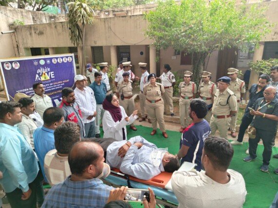 “అరైవ్ అలైవ్ క్యాంపెయిన్”లో గోల్డెన్ అవర్ ప్రాముఖ్యతపై అవగాహన – ట్రాఫిక్ జాయింట్ సీపీ డి. జోయెల్ డేవిస్