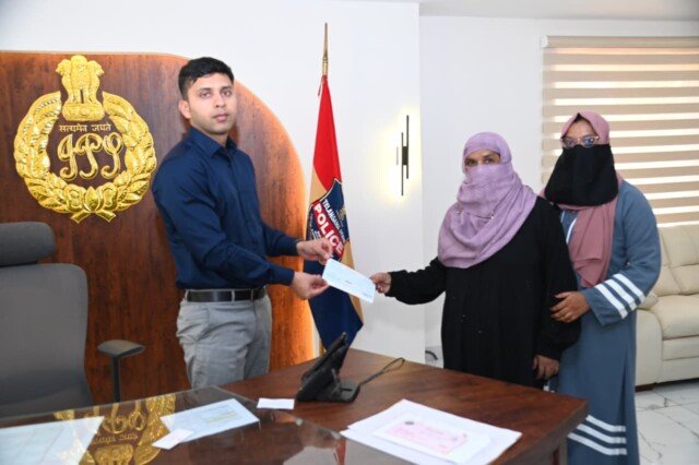 గుండెపోటుతో మరణించిన హెడ్ కానిస్టేబుల్ కుటుంబానికి రూ.1 లక్ష ఆర్థిక సహాయం – జిల్లా ఎస్పీ శరత్ చంద్ర పవార్