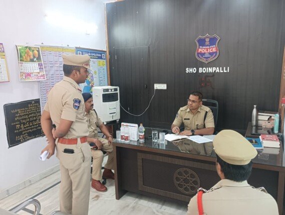 బోయినపల్లి పోలీస్ స్టేషన్‌పై ఎస్పీ మహేష్ బి. గితే ఆకస్మిక తనిఖీ – సైబర్ నేరాలు, రోడ్డు భద్రతపై అవగాహనకు ఆదేశాలు