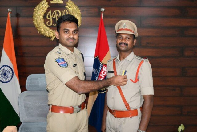 “కఠిన సేవా” అవార్డు అందుకున్న గార్ల బయ్యారం సీఐ రవీందర్