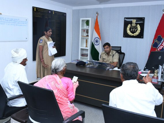 సంగారెడ్డి జిల్లా పోలీస్ కార్యాలయంలో ప్రజావాణి కార్యక్రమం: ఫిర్యాదుదారులతో ప్రత్యక్షంగా మాట్లాడిన జిల్లా ఎస్పీ పరితోష్ పంకజ్
