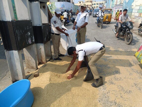 రోడ్డుపై చెల్లాచెదురైన ధాన్యాన్ని సేకరించి రైతుకు అండగా నిలిచిన ట్రాఫిక్ పోలీసులు