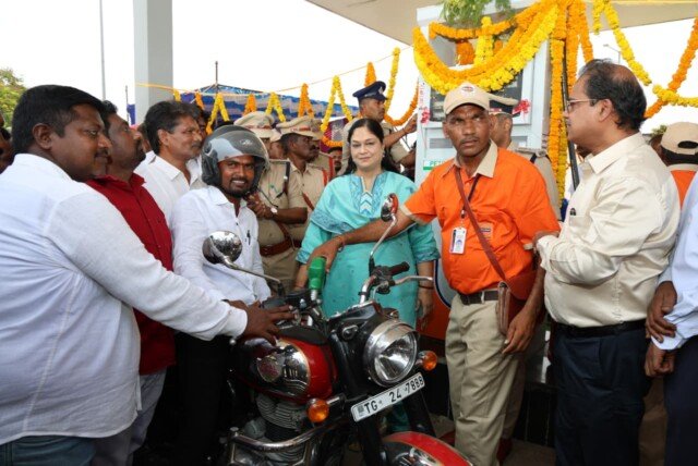 జైళ్ల డీజీ డా. సౌమ్య మిశ్రా చేతుల మీదుగా 32వ “మై నేషన్” ఫిల్లింగ్ స్టేషన్ ప్రారంభం – నర్సంపేట మహిళా జైలు తనిఖీ, మామ్నూర్ సెంట్రల్ జైలులో పరిపాలనా భవనం ఆవిష్కరణ