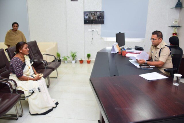 బాధితుల సమస్యల పరిష్కారమే లక్ష్యంగా గ్రీవెన్స్ డే: 36 ఫిర్యాదులు స్వీకరించిన జిల్లా ఎస్పీ మహేష్ బి. గితే