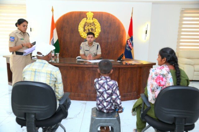 పోలీస్ గ్రీవెన్స్ డేలో బాధితుల ఫిర్యాదులను పరిశీలించిన జిల్లా ఎస్పీ శరత్ చంద్ర పవార్ ఐపీఎస్