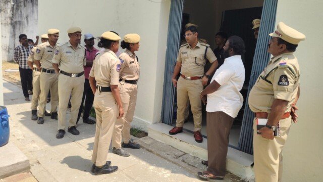 జోగిపేట ట్రాన్సిట్ హోంను సందర్శించిన సంగారెడ్డి జిల్లా ఎస్పీ పరితోష్ పంకజ్