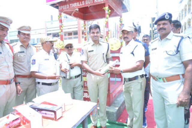 ఎండల్లో ట్రాఫిక్ సిబ్బందికి ఊరట – కూలింగ్ సిస్టమ్ ఏర్పాటు, మిల్టన్ ఫ్లాస్క్స్, కూలింగ్ గాగుల్స్ పంపిణీ