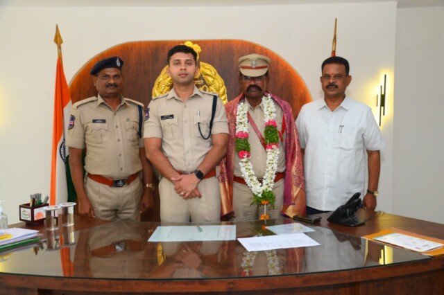 నల్లగొండ జిల్లాలో ఎస్‌.ఐ సైదులు పదవివిరమణ – ఘనంగా సత్కరించిన ఎస్పీ శరత్ చంద్ర పవార్