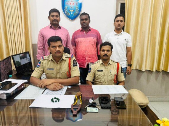 గులేల్‌తో షాపుల అద్దాలు ధ్వంసం చేసిన ముఠా అరెస్ట్.. 11 కేసులు ఛేదించిన ఐఎస్ సదన్ పోలీసులు