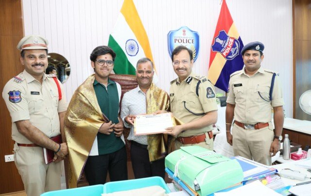 గ్యాస్ దొంగలను పట్టించిన తండ్రీకొడుకులకు సీపీ సజ్జనర్ సత్కారం.. నగదు రివార్డు అందజేత