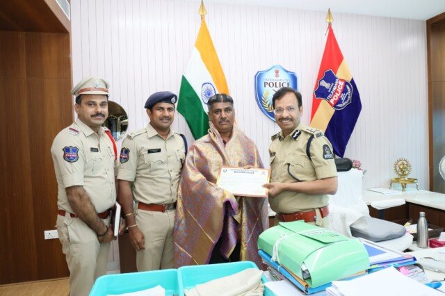 ప్రాణాలకు తెగించి రౌడీ షీటర్‌ను అడ్డుకున్న ఆటో డ్రైవర్‌కు సీపీ సజ్జనర్ సన్మానం
