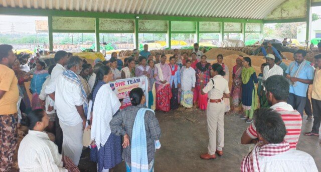 మహబూబాబాద్ ధాన్యం మార్కెట్‌లో మహిళా భద్రత, సైబర్ నేరాలపై అవగాహన కల్పించిన షీటీమ్