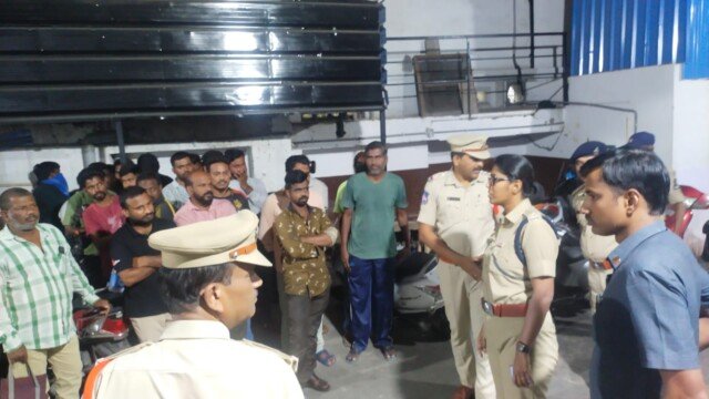 చిలకలగూడలో వైన్ షాపుపై డిసిపి ఆకస్మిక తనిఖీ.. బహిరంగంగా మద్యం సేవించిన 20 మంది అదుపులోకి