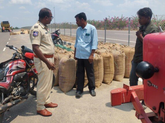 రహదారులపై ధాన్యం ఆరబోస్తే కఠిన చర్యలు తప్పవు: జిల్లా ఎస్పీ పరితోష్ పంకజ్