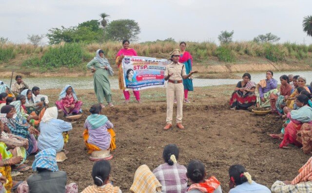 మహబూబాబాద్‌లో షీ టీం అవగాహన కార్యక్రమం.. మహిళల భద్రత, సైబర్ మోసాలపై కీలక సూచనలు