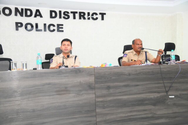 జిల్లా పోలీస్ అధికారులతో నేర సమీక్ష సమావేశం నిర్వహించిన జిల్లా ఎస్పీ శరత్ చంద్ర పవార్