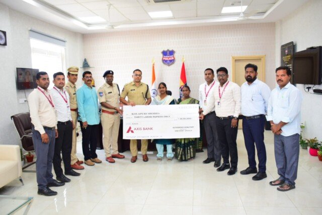 రోడ్డు ప్రమాదంలో మృతి చెందిన హోమ్ గార్డ్ కుటుంబానికి రూ.30 లక్షల ఇన్సూరెన్స్ చెక్ అందజేత