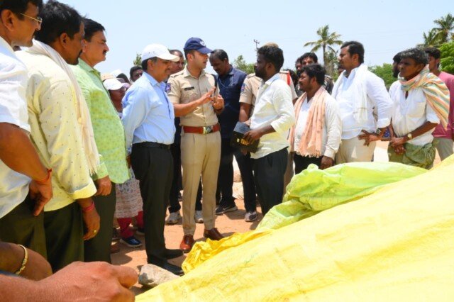 పి.ఏ పల్లి ధాన్యం కొనుగోలు కేంద్రం, చిలకమర్రి గోడౌన్‌ను జిల్లా కలెక్టర్‌తో కలిసి పరిశీలించిన జిల్లా ఎస్పీ శరత్ చంద్ర పవార్ ఐపీఎస్..