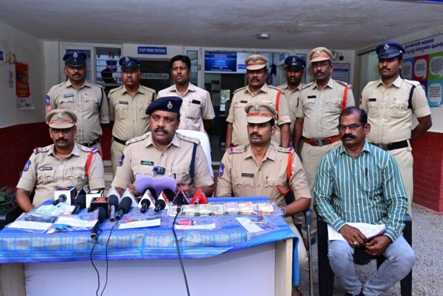 బ్యాంకుల వద్ద ప్రజల దృష్టి మరల్చి దొంగతనాలు చేస్తున్న అంతరాష్ట్ర ముఠా అరెస్ట్.. 24 గంటల్లోనే నిందితుల పట్టివేత