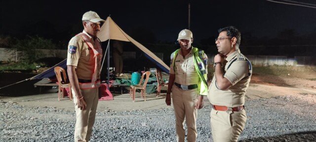 బక్రీద్ నేపథ్యంలో అర్ధరాత్రి చెక్‌పోస్టుల ఆకస్మిక తనిఖీ.. అక్రమ రవాణాపై కఠిన చర్యలు : సంగారెడ్డి ఎస్పీ