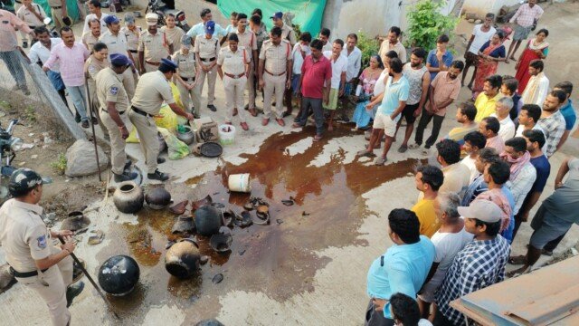 మహబూబాబాద్‌లో కమ్యూనిటీ కాంటాక్ట్ ప్రోగ్రాం.. గుడుంబా, బెల్లం, బీర్ బాటిళ్ల స్వాధీనం