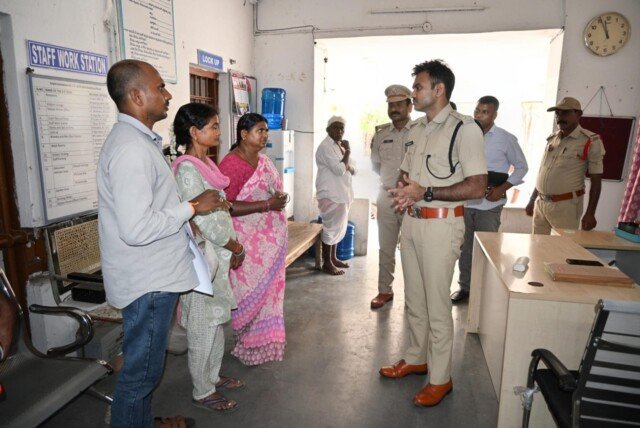 ప్రజలకు మరింత చేరువగా పోలీసింగ్.. మహబూబాబాద్ రూరల్ పోలీస్ స్టేషన్‌ను ఆకస్మికంగా తనిఖీ చేసిన ఎస్పీ డా. శబరీష్