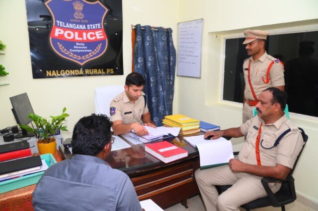 నల్లగొండ రూరల్ పోలీస్ స్టేషన్‌ను ఆకస్మికంగా తనిఖీ చేసిన జిల్లా ఎస్పీ శరత్ చంద్ర పవార్