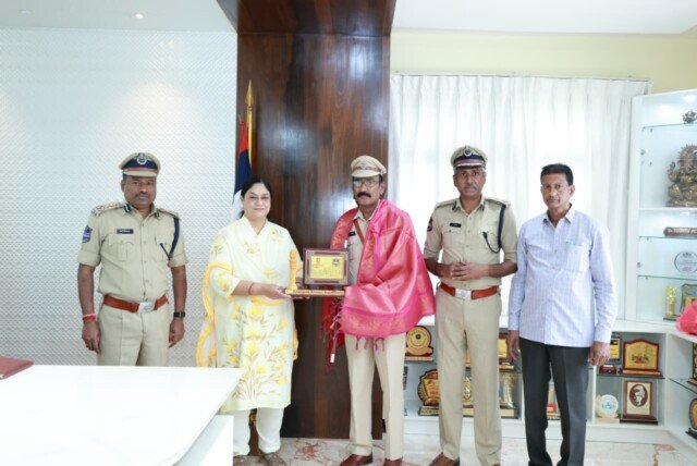 పదవీ విరమణ పొందిన జైళ్ల శాఖ సిబ్బందికి ఘన సన్మానం