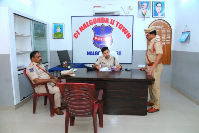 నల్లగొండ డీఎస్పీ, టూ టౌన్ సీఐ కార్యాలయాలపై ఎస్పీ ఆకస్మిక తనిఖీ.. గ్రేవ్ కేసుల దర్యాప్తు వేగవంతం చేయాలని ఆదేశం
