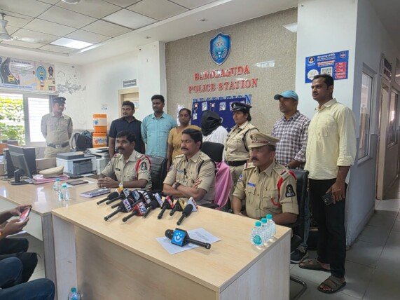 రాత్రివేళ ఇంటి తాళాలు పగులగొట్టి చోరీ.. మహిళ అరెస్ట్.. రూ.15 లక్షల విలువైన బంగారం, వెండి స్వాధీనం